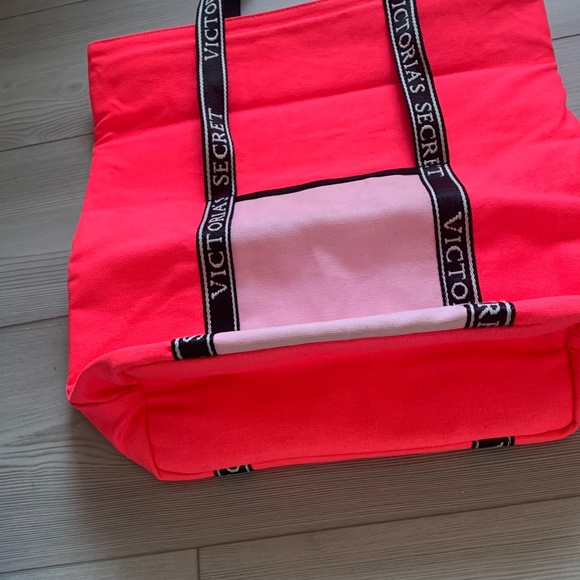 Victoria’s Secret - Zippered Insulated Cooler - Picture 3 of 7